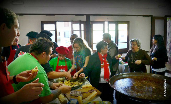 San Nicolaseko Euskal Etxeko Aberri Eguneko giroa, dnak lanean paella handiak prestatzen (argazkia Nanomade)